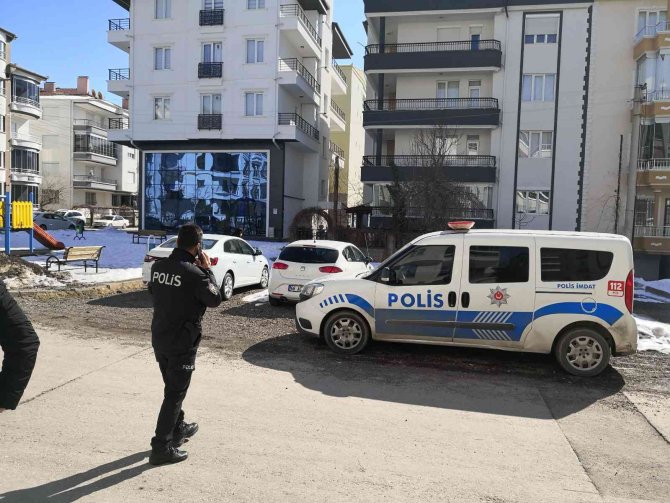 Karısının Boğazını Kesip 4 Yerinden Bıçakladı