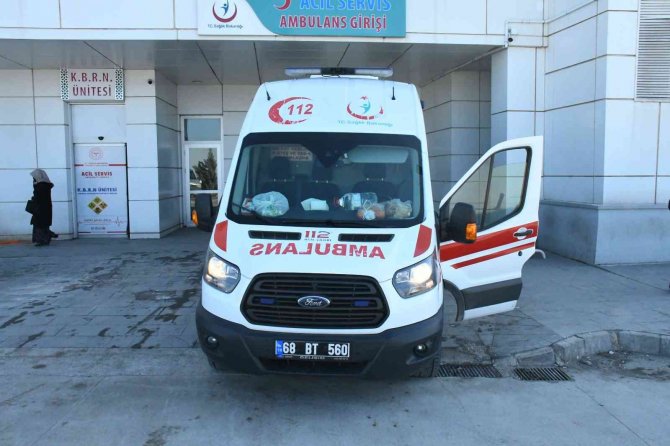 Karısının Boğazını Kesip 4 Yerinden Bıçakladı