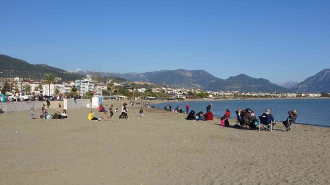 Alanya’da Güneşi Gören Vatandaşlar Sahillere Akın Etti