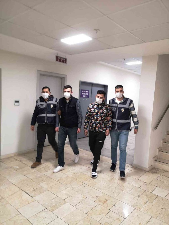 Camlarını Kırdıkları Araçlardan Hırsızlık Yapan 2 Şüpheli Yakalandı