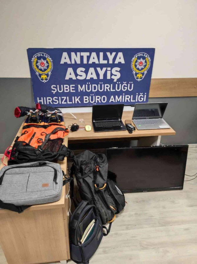 Camlarını Kırdıkları Araçlardan Hırsızlık Yapan 2 Şüpheli Yakalandı