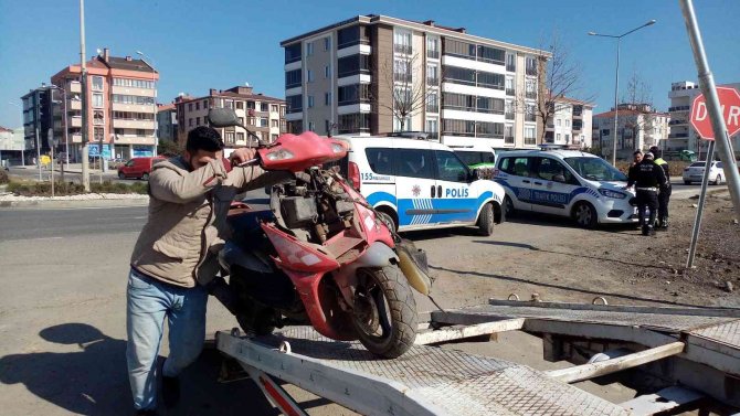 Otomobil İle Çarpışan 73 Yaşındaki Ehliyetsiz Motosiklet Sürücü Yaralandı