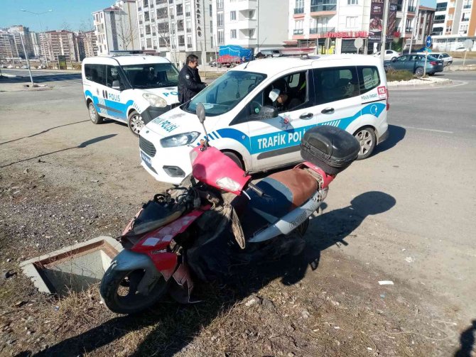 Otomobil İle Çarpışan 73 Yaşındaki Ehliyetsiz Motosiklet Sürücü Yaralandı