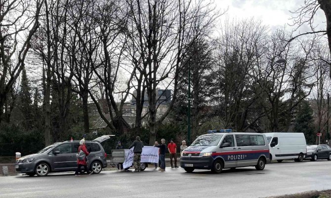 Viyana’da Aşı Karşıtı Araçlı Protestoya Polis Engeli
