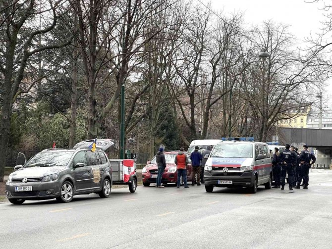 Viyana’da Aşı Karşıtı Araçlı Protestoya Polis Engeli