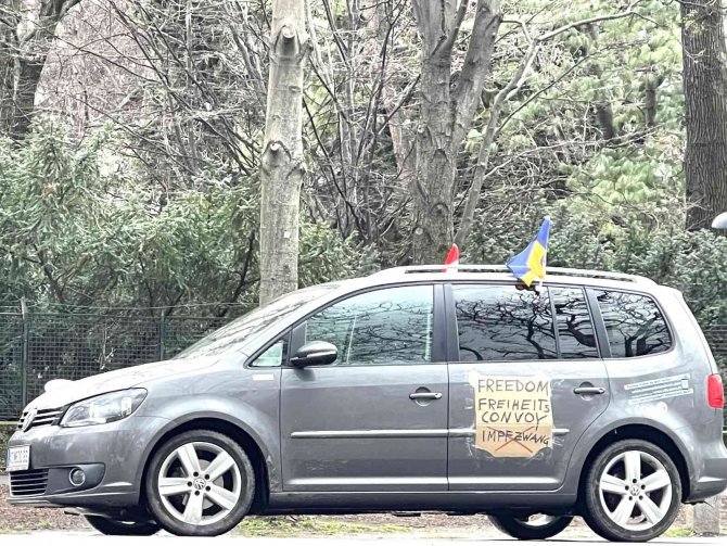 Viyana’da Aşı Karşıtı Araçlı Protestoya Polis Engeli