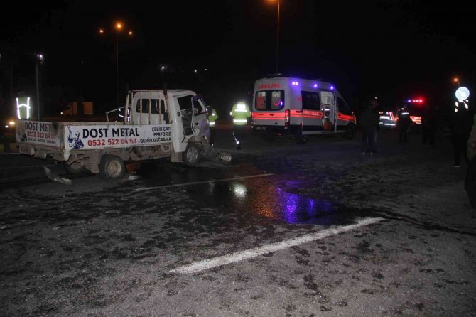 Balıkesir’de Can Pazarı...kamyonet Kırmızı Işıkta Bekleyen Araçlara Çarptı: 1 Ölü, 6 Yaralı