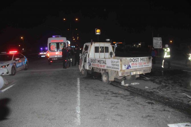 Balıkesir’de Can Pazarı...kamyonet Kırmızı Işıkta Bekleyen Araçlara Çarptı: 1 Ölü, 6 Yaralı