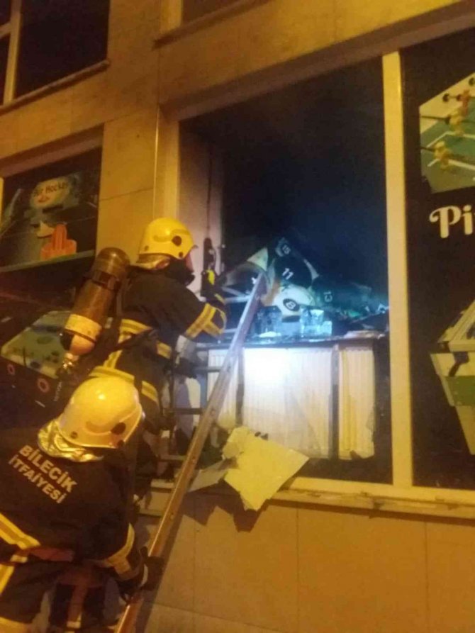 Bilecik’te İtfaiye Ekipleri Bir İşyerinde Çıkan Yangına Anında Müdahale Etti