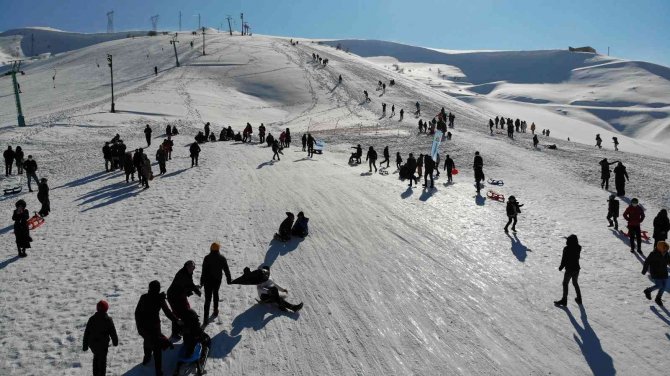 Tatvan’da Görkemli Kayak Festivali Düzenlendi