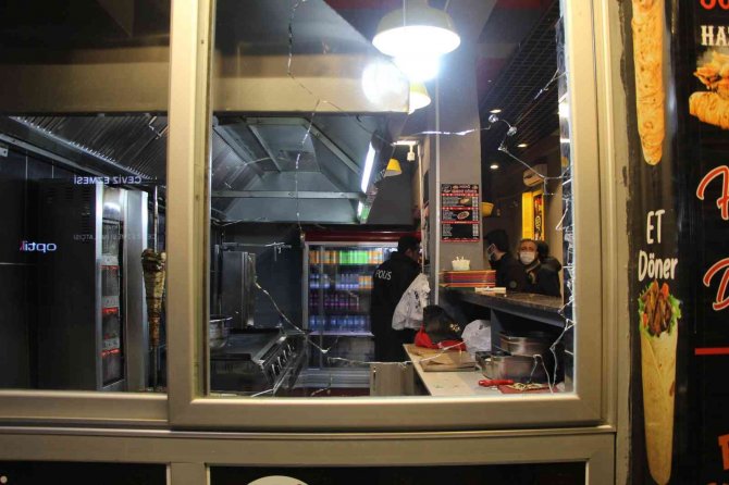 Yemek Yedikleri Dönercinin Camına Tabure Atıp Kaçtılar