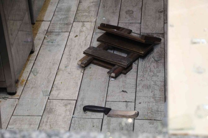 Yemek Yedikleri Dönercinin Camına Tabure Atıp Kaçtılar