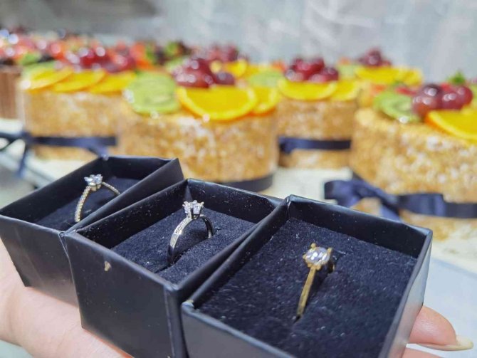 Dikkat, Yüzük Çıkabilir