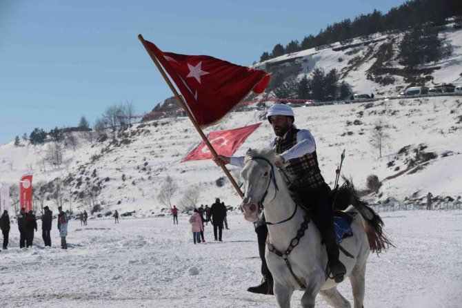 Çıldır Altın At Kristal Buz Festivali Renkli Görüntülere Sahne Oldu
