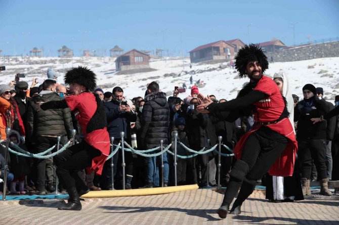 Çıldır Altın At Kristal Buz Festivali Renkli Görüntülere Sahne Oldu