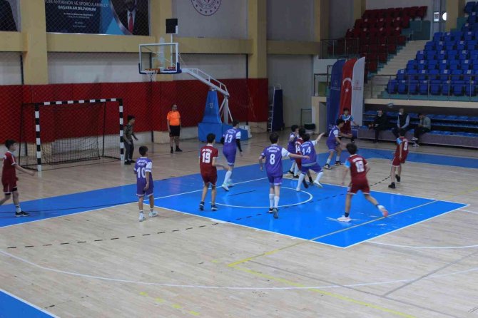 Hentbol Okul Takımları Grup Maçları Başladı