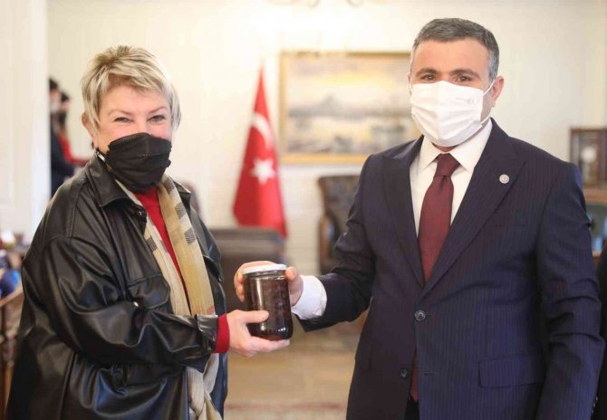 Dağ Çileği Kooperatifinden Vali Atay’a Ziyaret