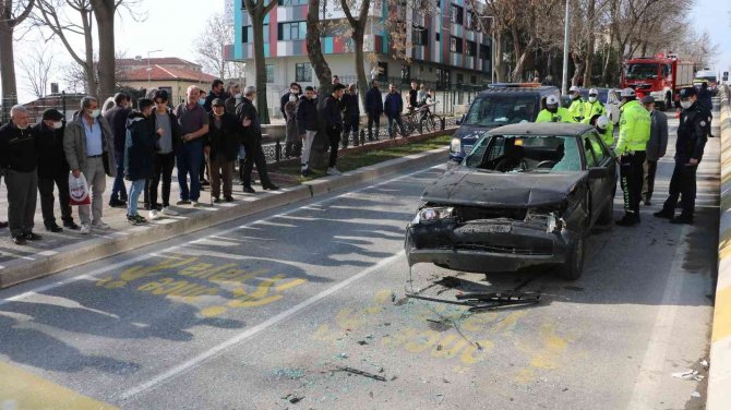 Edirne’de 2 Kişinin Yaralandığı Kazayı Vatandaşlar Film Gibi İzledi