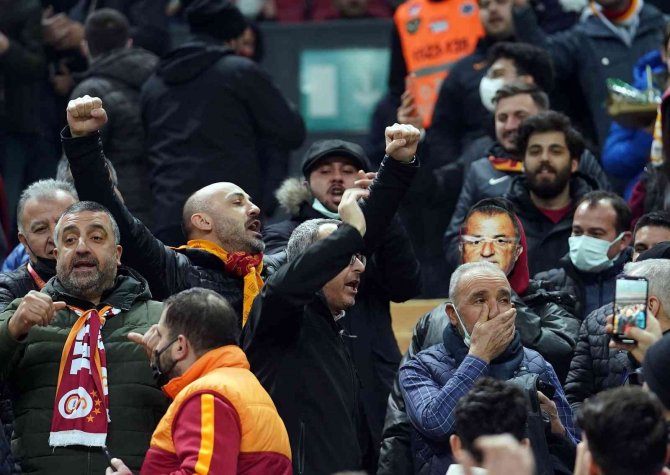 Galatasaray Taraftarından Yönetime Protesto