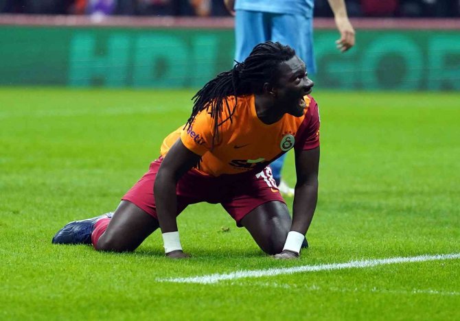 Bafetimbi Gomis 1273 Gün Sonra Galatasaray Formasıyla Sahada