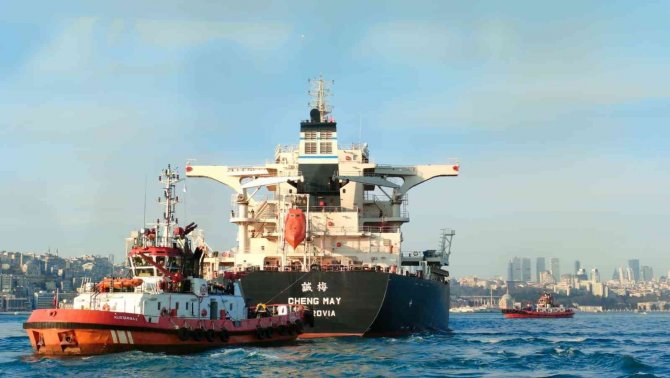 İ̇stanbul Boğazı’nda Arıza Yapan Yük Gemisi Sürüklenmeye Başladı