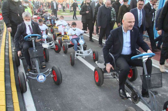 Bakan Soylu, Çocuklarla Trafik Eğitim Aracı Kullandı, Renkli Görüntüler Oluştu