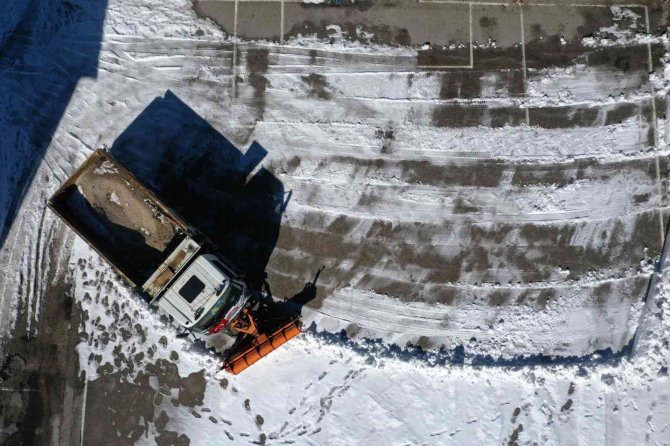 Karın Esir Aldığı Isparta’da Okulların Bahçesi Ve Çevresi Temizleniyor