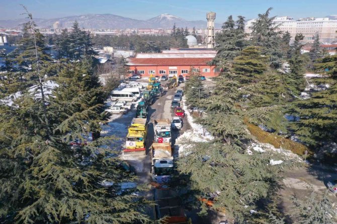 Karın Esir Aldığı Isparta’da Okulların Bahçesi Ve Çevresi Temizleniyor