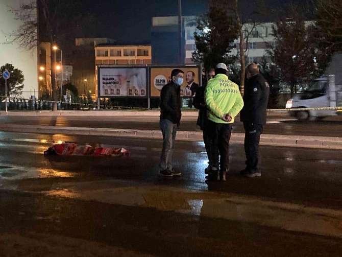Yolun Karşısına Geçerken Otomobilin Çarptığı Adam Hayatını Kaybetti