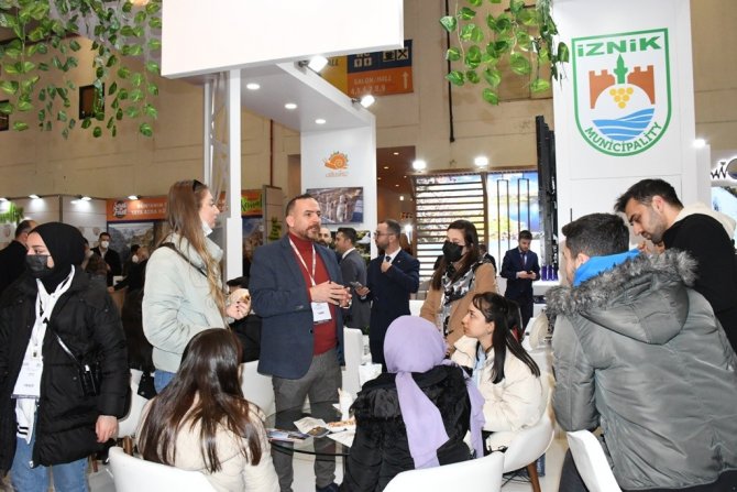 Emi̇tt 2022’de Binlerce Kişi İ̇znik Çinisi Boyadı