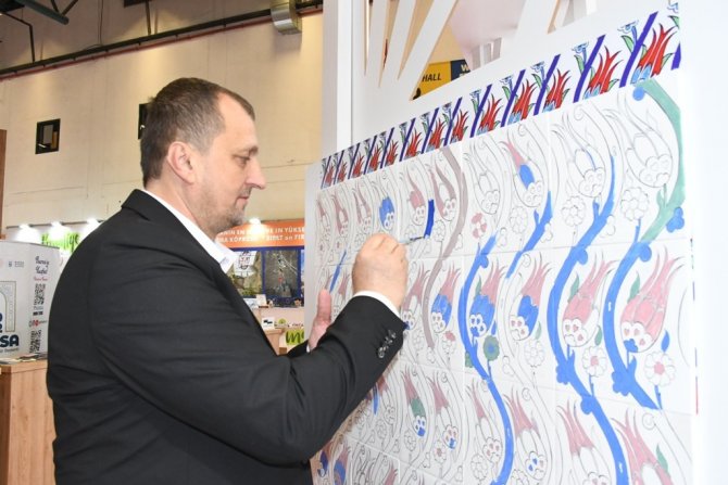 Emi̇tt 2022’de Binlerce Kişi İ̇znik Çinisi Boyadı