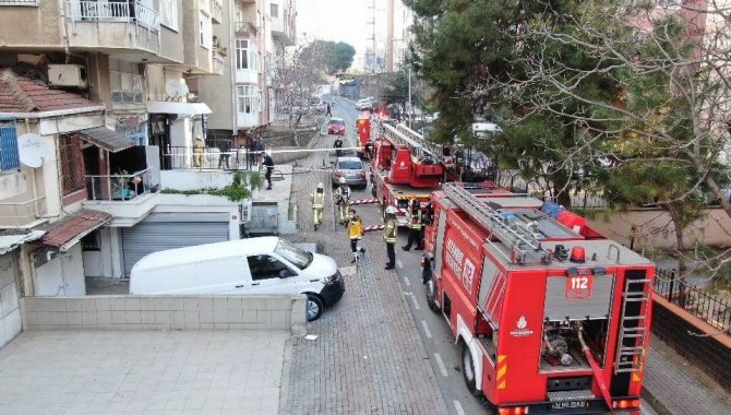 Kadıköy’de 6 Katlı Apartmanda Yangın Çıktı, İki Kadın Dumandan Etkilendi