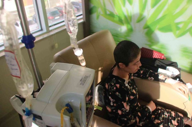 Kanserle Savaşta ‘Akıllı İlaçlar’ Etkisi: İ̇yileşmede Fark Oluşturuyor, Sosyal Hayata Devamı Sağlıyor