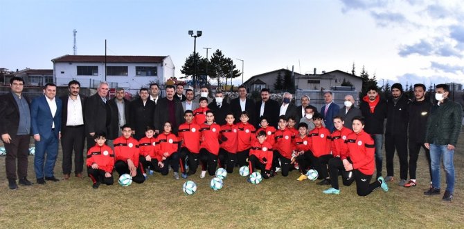 Vali Işık’tan Futbolculara Malzeme Dağıtımı