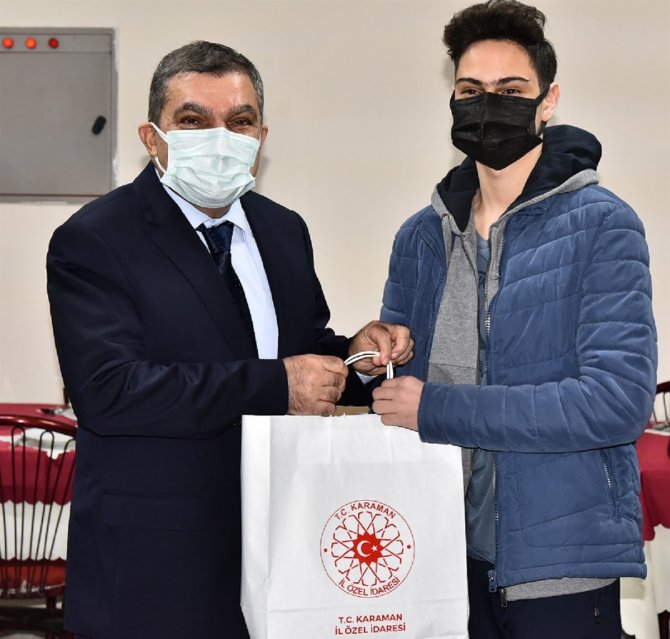 Vali Işık’tan Futbolculara Malzeme Dağıtımı
