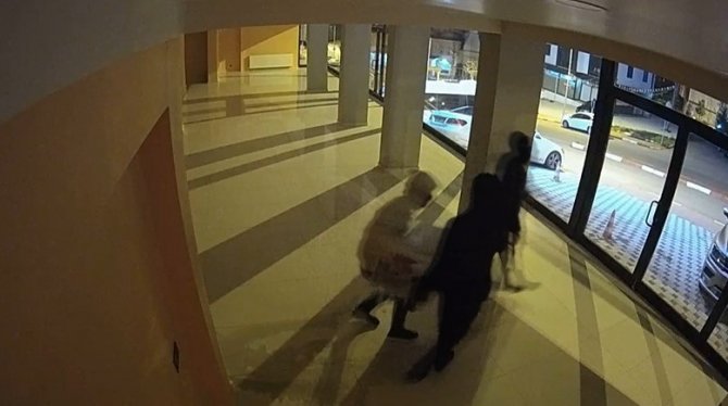 Dükkanda İlk Siftahı Hırsızlar Yaptı, 60 Kiloluk Kombiyi Çaldılar