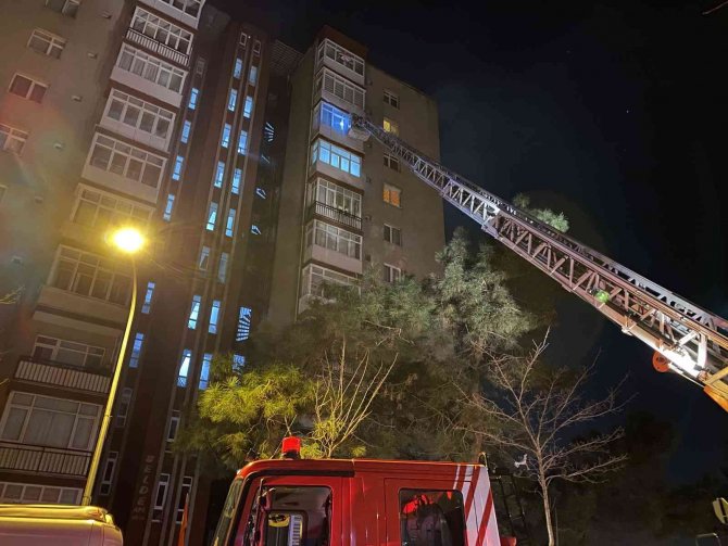 Kartal’da 11 Katlı Apartmanda Yangın Paniği
