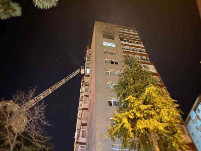 Kartal’da 11 Katlı Apartmanda Yangın Paniği