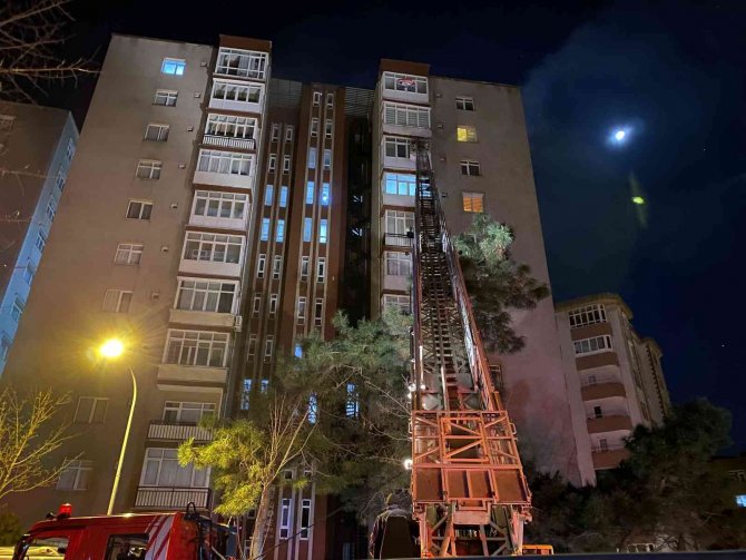 Kartal’da 11 Katlı Apartmanda Yangın Paniği