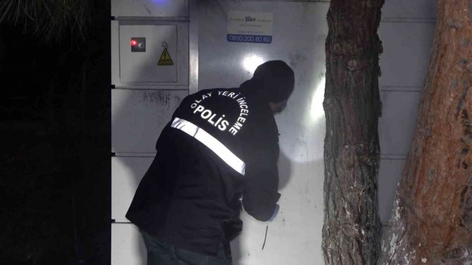 Hırsızlar "Bu Kadarına Da Pes " Dedirtti: Hastane Önündeki Atm’yi Soymaya Kalkıştılar