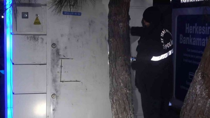 Hırsızlar "Bu Kadarına Da Pes " Dedirtti: Hastane Önündeki Atm’yi Soymaya Kalkıştılar