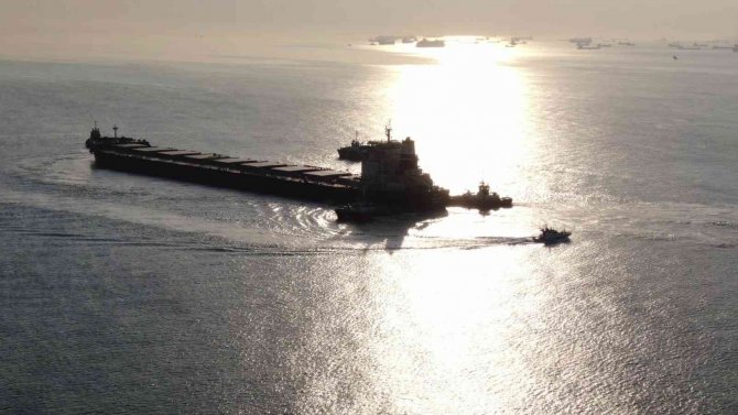 İ̇stanbul Boğazı’nda Arıza Yapan Yük Gemisi Sürüklenmeye Başladı