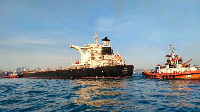 İ̇stanbul Boğazı’nda Arıza Yapan Yük Gemisi Sürüklenmeye Başladı