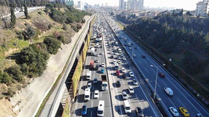 Maltepe’de Bitmeyen Yol Çalışması Trafik Çilesini İkiye Katladı