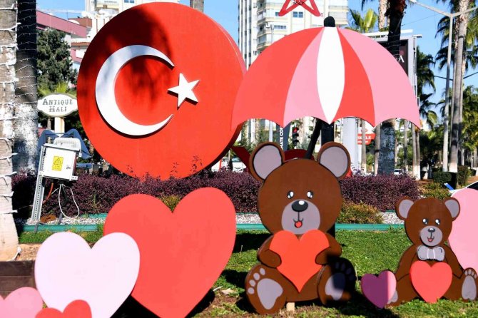 Mersin, 14 Şubat İçin Süslendi