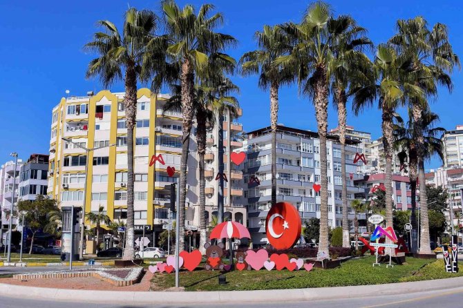 Mersin, 14 Şubat İçin Süslendi