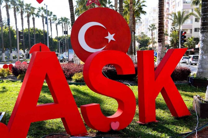 Mersin, 14 Şubat İçin Süslendi