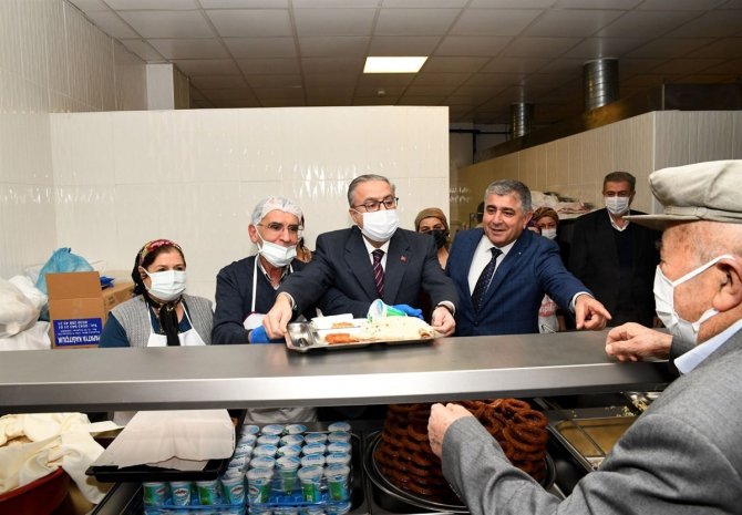 Vali Su, Tarsus’ta Hızır Lokması Dağıtım Etkinliğine Katıldı