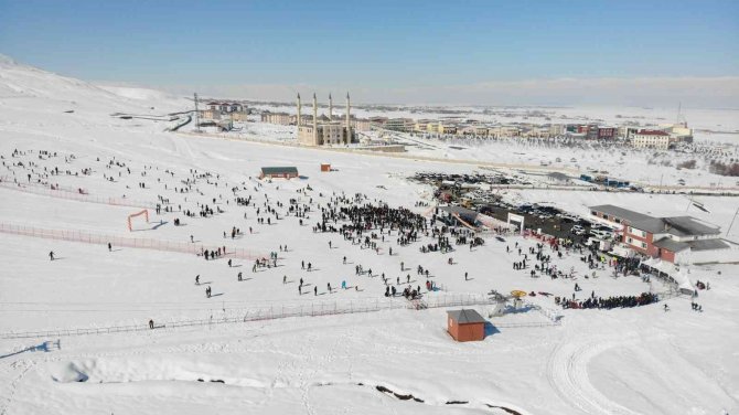 Muş’ta 3. Kar Festivali’nde Renkli Görüntüler