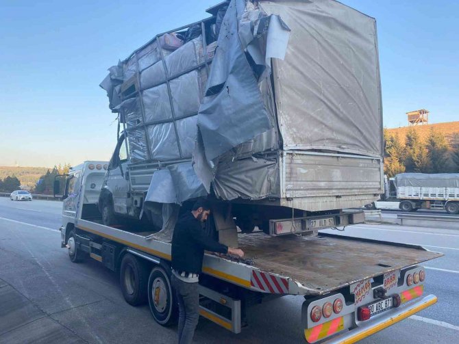 Otoyolda Mobilya Yüklü Kamyonet Devrildi: 2 Yaralı